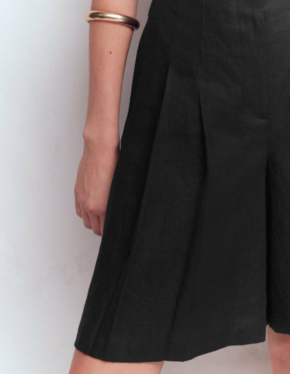 Highbury Pleated Linen Shorts-Black / Boden Online