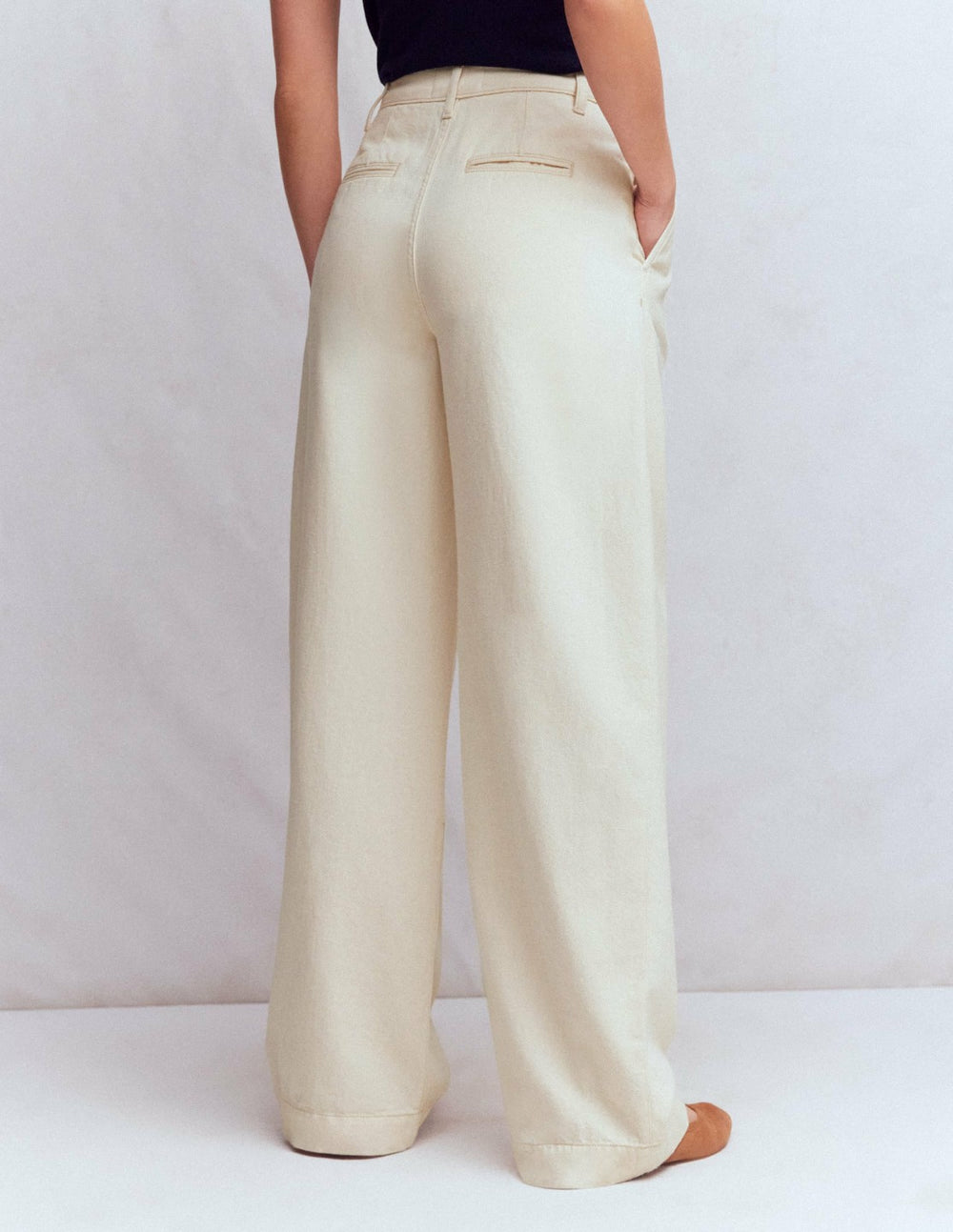 Pleated Wide Leg Jeans-Ecru / Boden Online