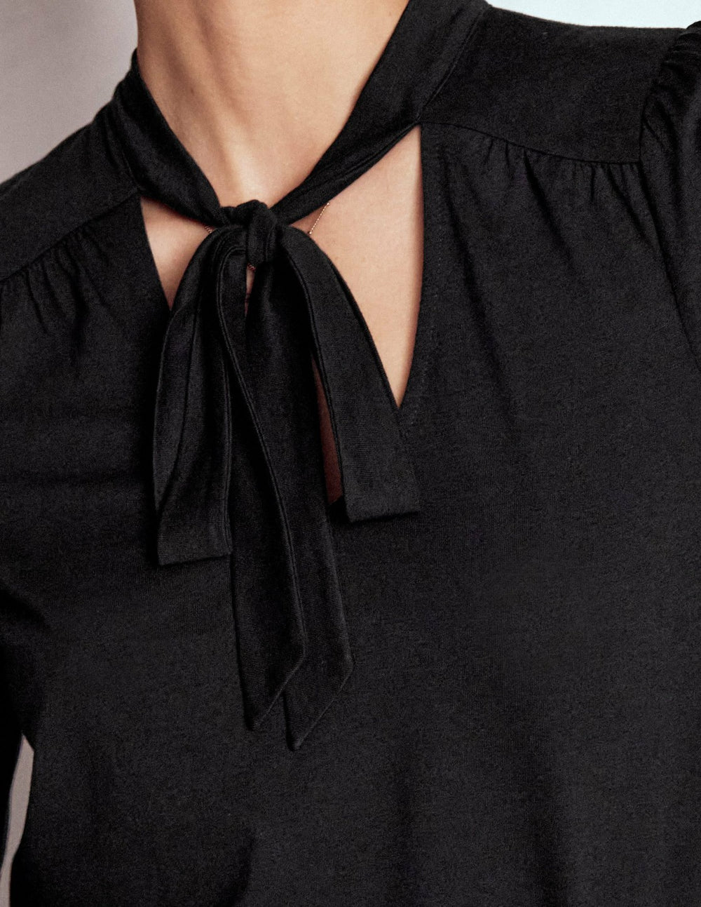 Tie Neck Supersoft Top-Black / Boden Outlet